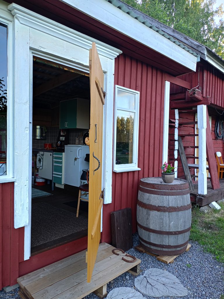 Aittarakennus ja kesäkeittiö